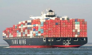 Barco-comercial-transportando-contenedores