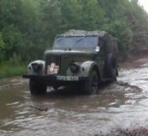 Jeep GAS mostrando su mejor desempeño en terreno con agua y barro