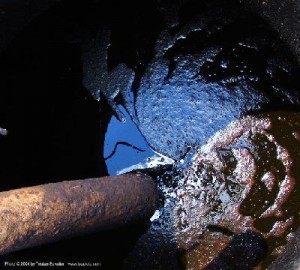 Foto de un depósito de petróleo que también contiene lodo.
