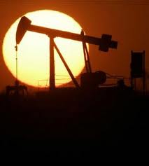 Foto que muestra un balancín extrayendo petróleo